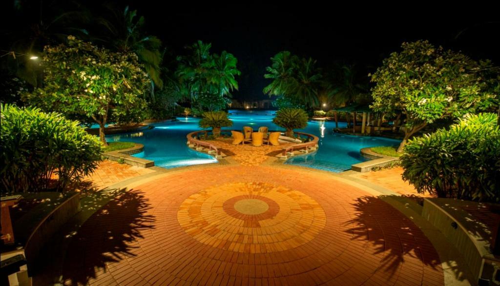 Ocean Spray Hotel Kālapettai Buitenkant foto