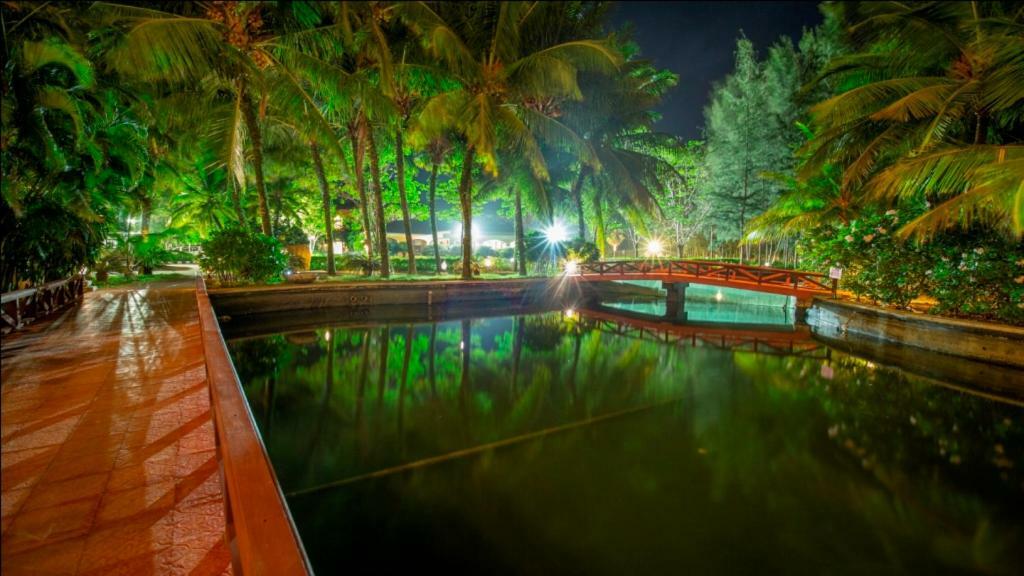 Ocean Spray Hotel Kālapettai Buitenkant foto
