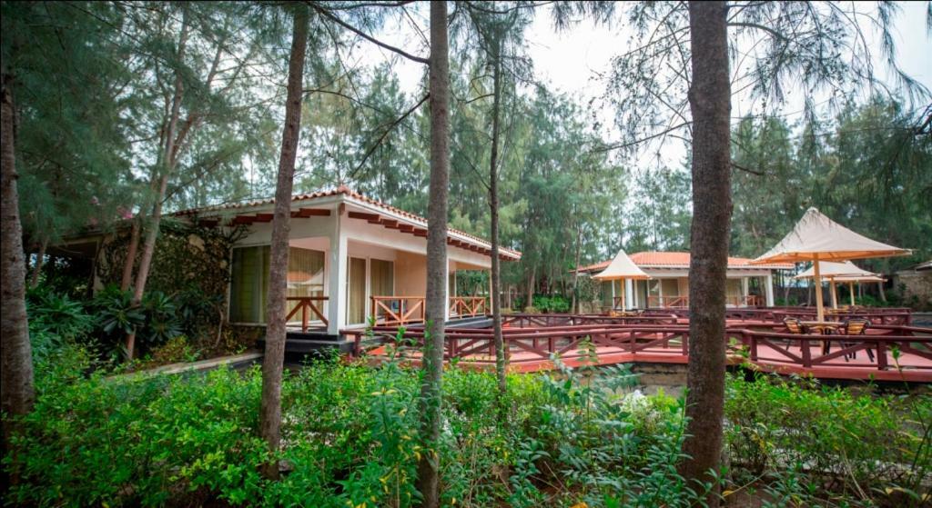 Ocean Spray Hotel Kālapettai Buitenkant foto